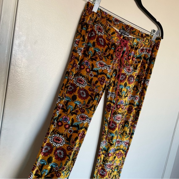 Current Mood 70s vibe velvet paisley floral print flare pants yellow red - Picture 3 of 7